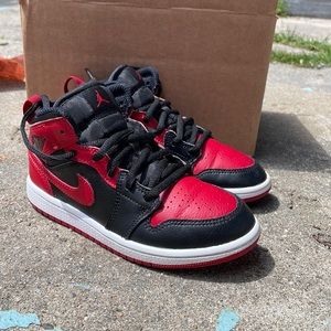Nike Air Jordan Retro 1 Mid Banned Kids Size 13C Black 640734-074 Gym Red